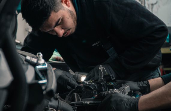 Monteur die aan auto sleutelt