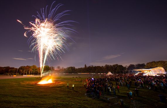 Vuurwerk evenement in weiland
