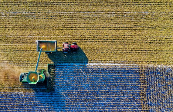 Afbeelding van een tractor op het land