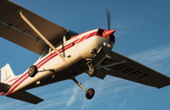 Afbeelding van een vliegtuig in de lucht