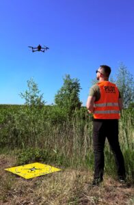 Piloot bestuurt drone